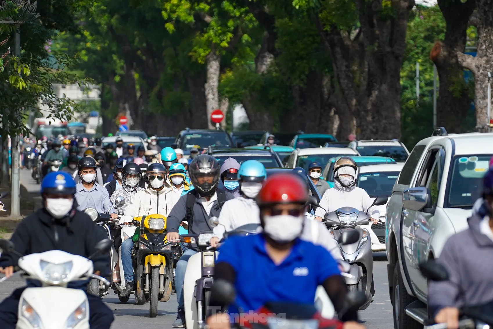 Hà Nội đang bước vào chuỗi ngày nắng nóng đầu hè với mức nhiệt ngoài trời lên tới gần 40 độ C. Ngay từ sáng sớm, tình trạng giao thông đã trở nên căng thẳng, các điểm ùn tắc khiến nhiều người cảm thấy ngột ngạt khi di chuyển đến cơ quan, công sở.