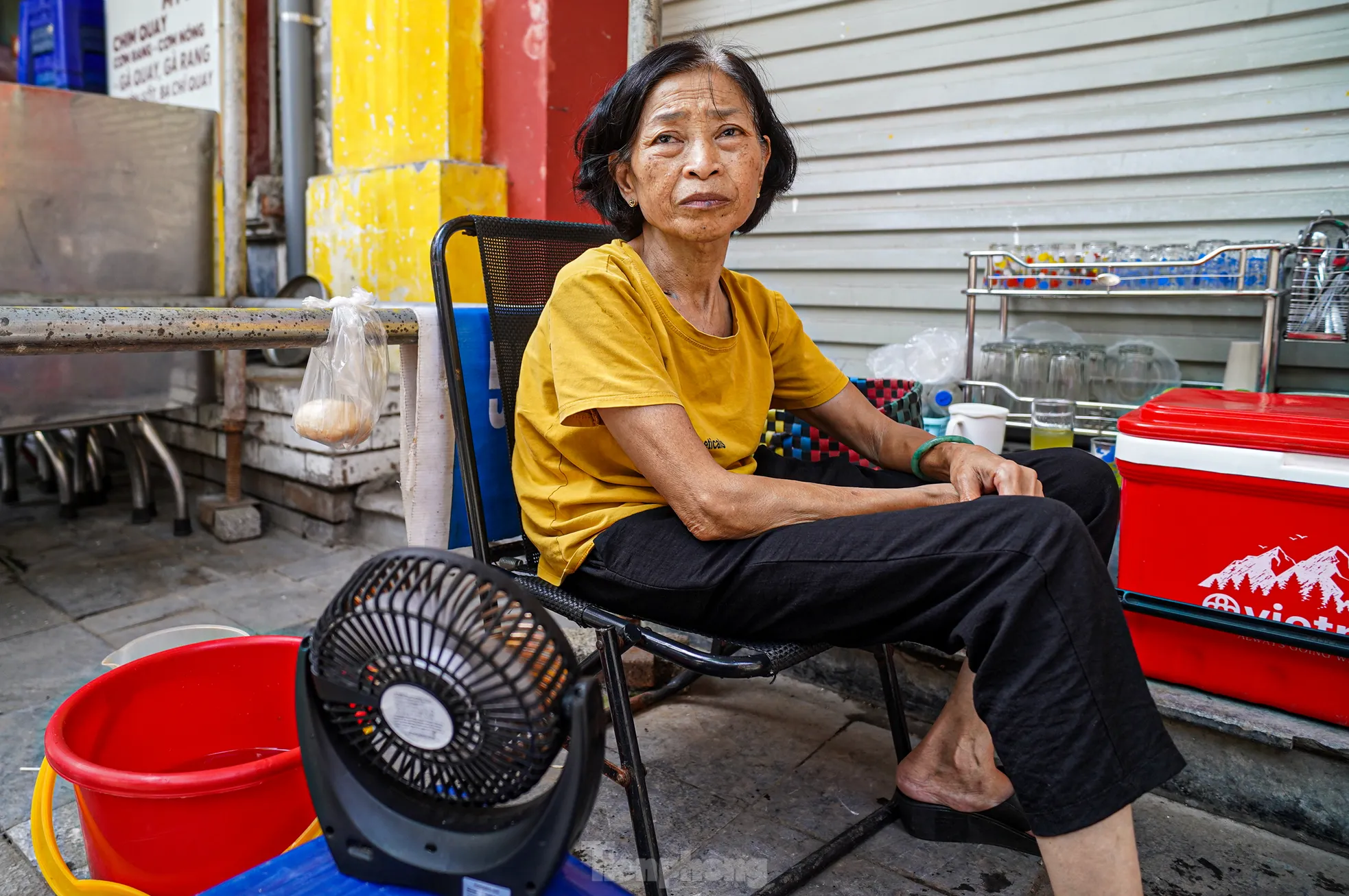 Bà Lê Thu Hà trên phố Hàng Bông, quận Hoàn Kiếm) chia sẻ: "Vài ngày nay, nắng nóng cao điểm khiến cuộc sống của tôi bị đảo lộn hoàn toàn. Lúc nào tôi cũng phải mang theo chiếc quạt nhỏ để làm mát. Trước đây, tôi thường mở hàng từ sáng đến tối, nhưng nay nắng quá gắt, cứ tầm 11h trưa là tôi phải dọn về nhà, đến tầm 5 giờ chiều lại ra bán".