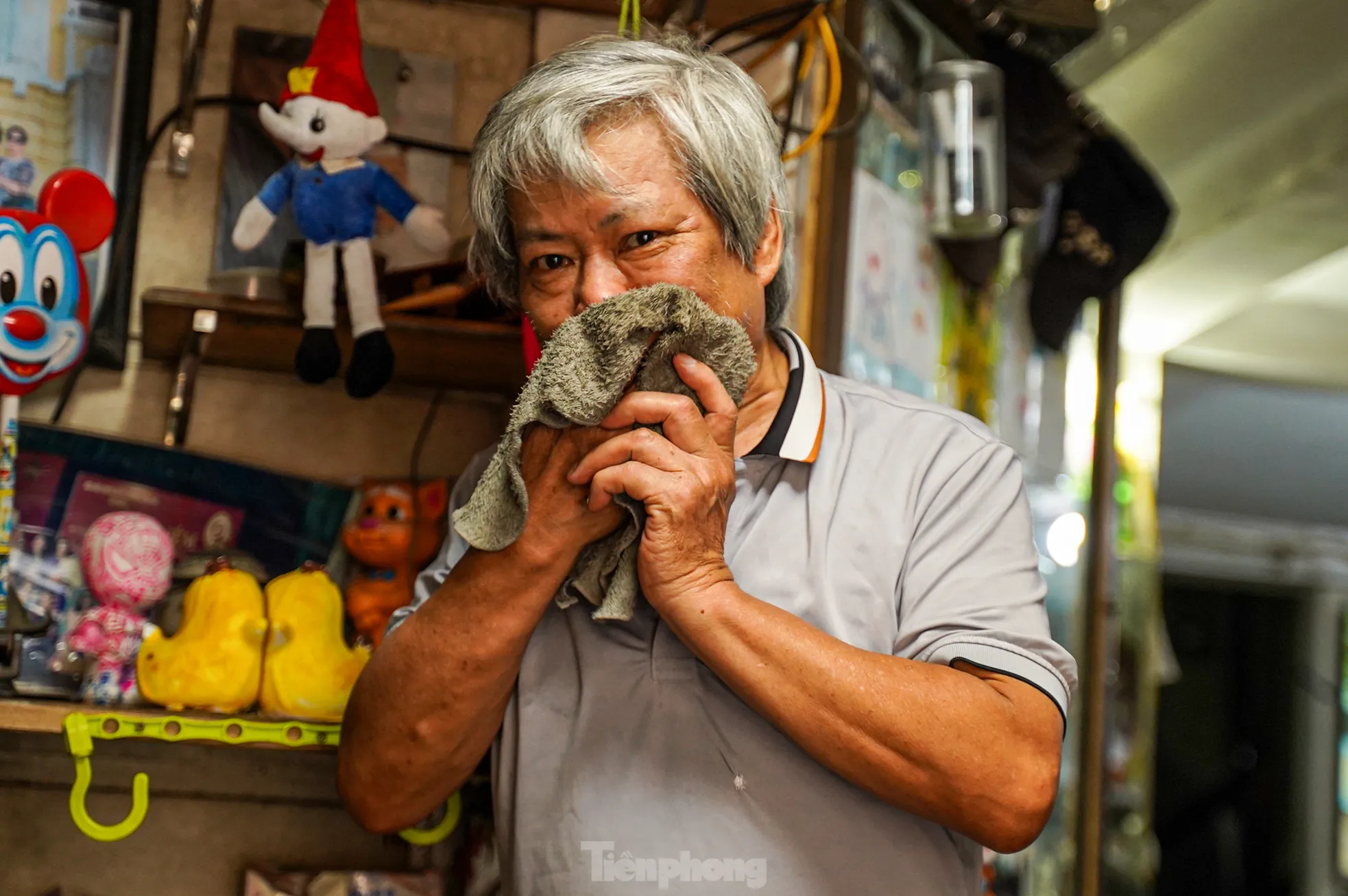 Dù ở trong nhà, ông Thành (quận Ba Đình) phải liên tục rửa mặt vào buổi trưa để hạ nhiệt. “Nhà tôi không có điều hoà, dùng quạt nhưng vẫn rất nóng, tôi phải rửa mặt liên tục cho đỡ ngột ngạt” ông chia sẻ.