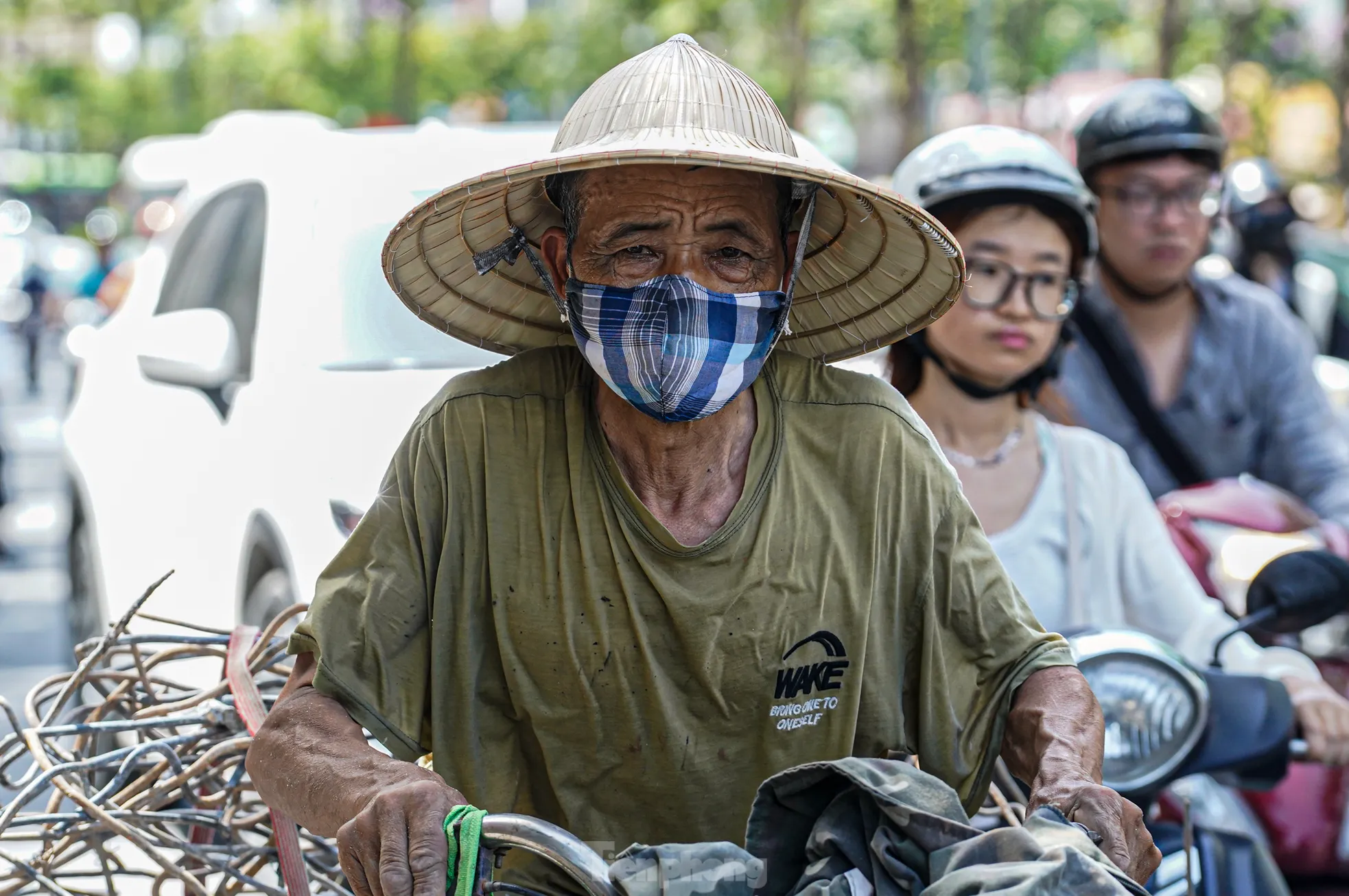 Với những người lao động ngoài trời, cái nắng của Hà Nội những ngày này trở nên rõ rệt và khắc nghiệt hơn bao giờ hết.