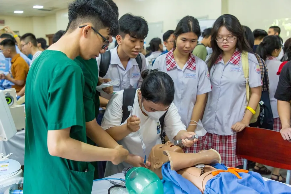 Thí sinh tìm hiểu ngành học tại Trường ĐH Y dược TP.HCM. Ảnh: UMP
