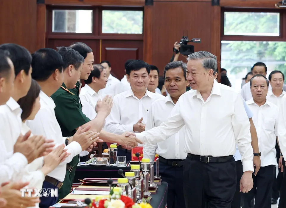 Tổng Bí thư Tô Lâm cùng các đại biểu tại buổi làm việc với Ban Thường vụ Tỉnh ủy Gia Lai, Bình Định. Ảnh: TTXVN