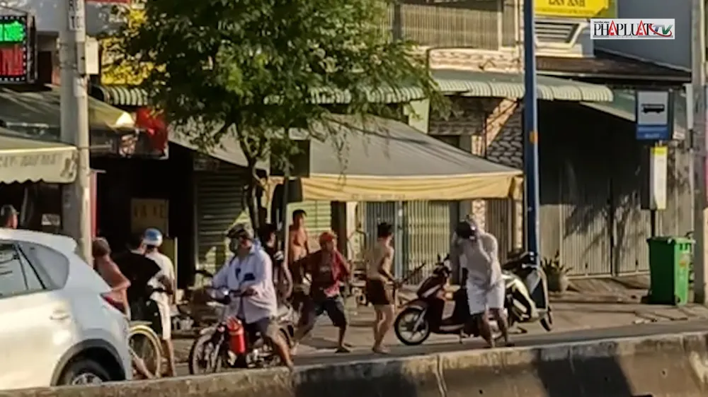 Hai nhóm người đánh nhau gây náo loạn ở trên đường Đặng Thúc Vịnh. Ảnh cắt từ clip