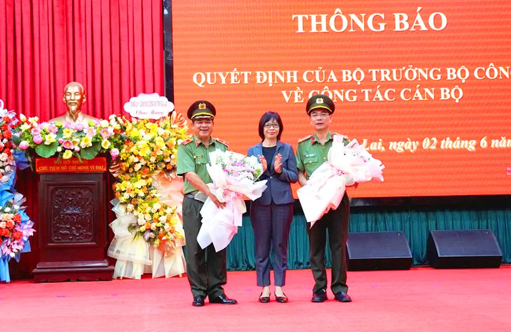 Bà Nguyễn Thị Thanh Lịch, Phó Chủ tịch UBND tỉnh Gia Lai tặng hoa cho Thiếu tướng Rah Lan Lâm (bên trái) và Đại tá Phạm Hữu Trường (bên phải). Ảnh: CA.
