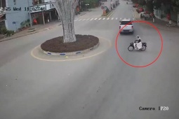 Clip: Người phụ nữ vào vòng xuyến theo cách khiến ai cũng phải ngơ ngác