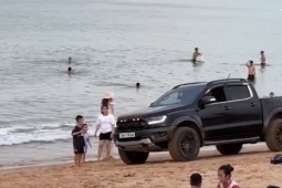 Xe bán tải chạy ngông nghênh trên bãi biển Tuy Hòa và Quy Nhơn