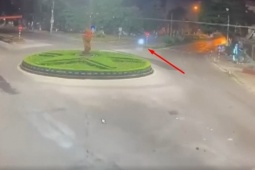 Xe máy phóng nhanh lao thẳng vào bùng binh