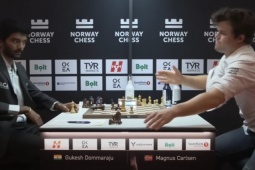 Số 1 cờ vua thế giới Carlsen đập bàn, thua đau trước  " Vua cờ "  19 tuổi