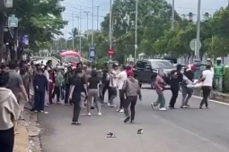Đánh nhau náo loạn trước cổng bệnh viện, 1 người được... khiêng vào viện