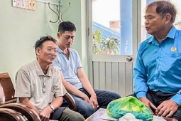 Người lái xích lô ở Nha Trang nhận sai vì có hành động phản cảm
