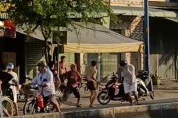 2 nhóm đánh nhau gây náo loạn trên đường ở TP.HCM