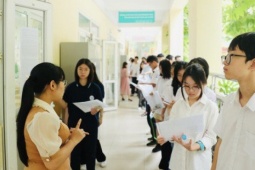 Căng thẳng thi vào lớp 10, đến muộn 15 phút sẽ không được dự thi