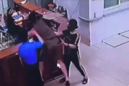 Clip người đàn ông hành hung nhân viên y tế ngay tại Khoa Cấp cứu