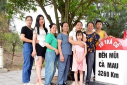 Gia đình 3 thế hệ rủ nhau đi xe máy vượt 250km tới Quảng Ninh, ngẫu hứng mà vui