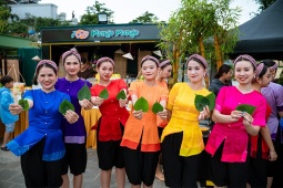 Du khách hào hứng tham dự chợ lá vào các ngày cuối tuần suốt tháng 6 tại núi Bà Đen