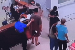 Người đàn ông chồm qua quầy làm thủ tục tấn công nhân viên y tế