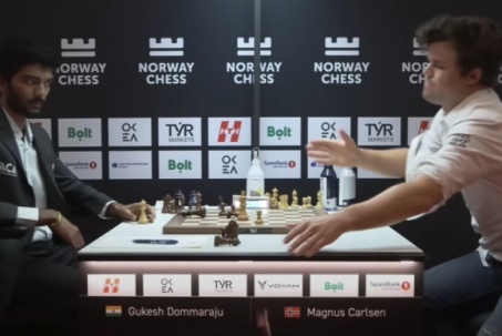 Số 1 cờ vua thế giới Carlsen đập bàn, thua đau trước "Vua cờ" 19 tuổi