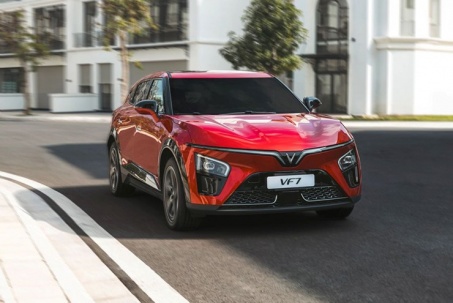 VinFast VF 7 lộ ảnh thực tế tại Ấn Độ, mâm xe nhỏ hơn, có ADAS và...