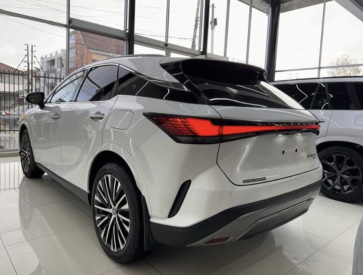 Ảnh thực tế Lexus RX 350h 2025 tại đại lý, giá từ 3,5 tỷ đồng - 3