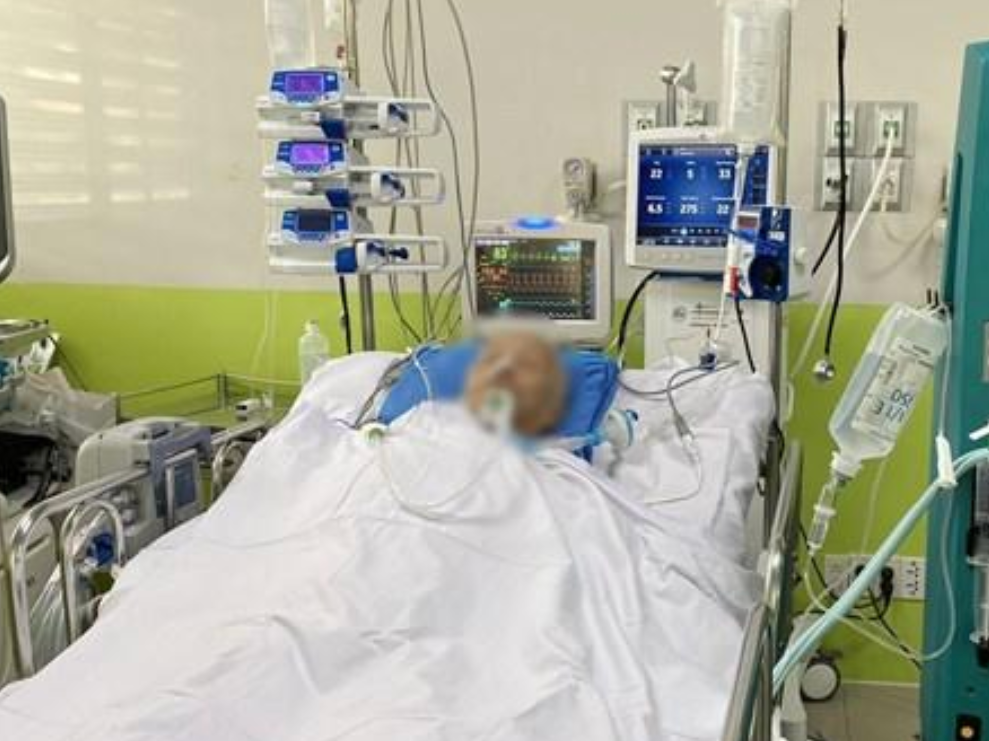 Bác sĩ cấp cứu cho bệnh nhân.&nbsp;