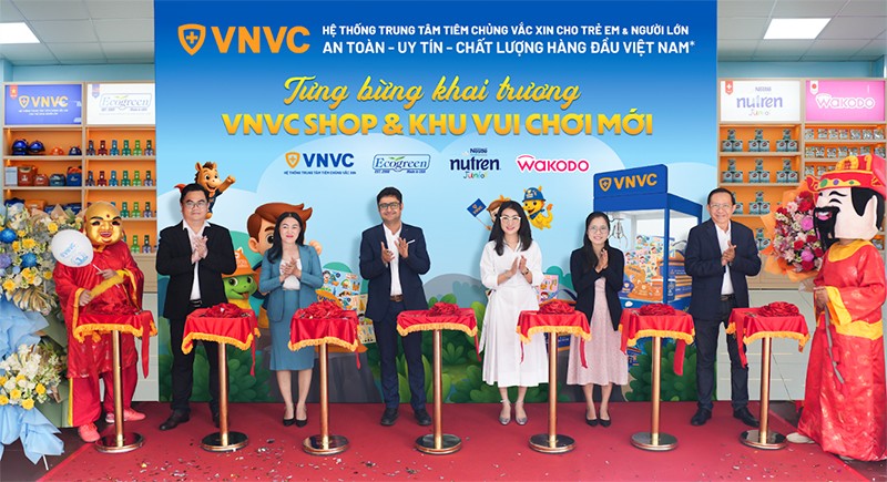 Trước mắt, Gian hàng VNVC SHOP khởi đầu với 6 gian hàng ở ba miền Bắc - Trung - Nam, sau đó sẽ nhanh chóng phủ khắp tất cả các trung tâm tiêm chủng VNVC trên toàn quốc. Ảnh: Mộc Thảo