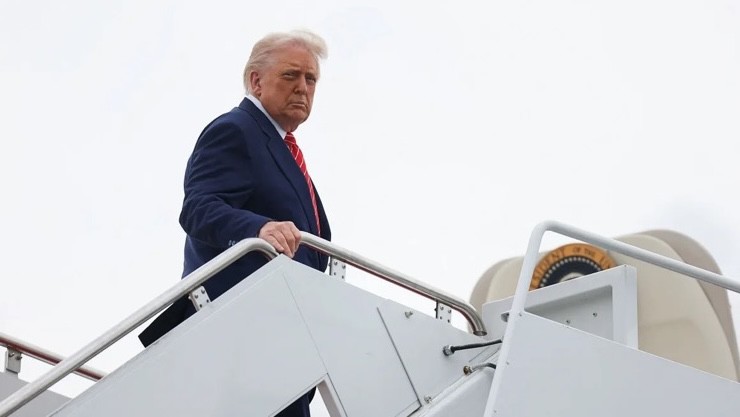 Tổng thống Mỹ Donald Trump dường như đứng ngoài cuộc khi xung đột ở Ukraine có chiều hướng leo thang trở lại. Ảnh: Reuters.