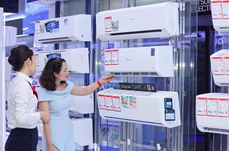 Nhiều người sẵn sàng xuống tiền mua điều hoà trưng bày nhưng cũng không ít người băn khoăn. (Ảnh minh hoạ)