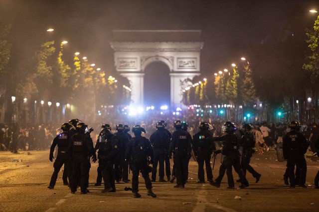 Cảnh sát Pháp tăng cường an ninh ở đại lộ&nbsp;Champs-Elysees.