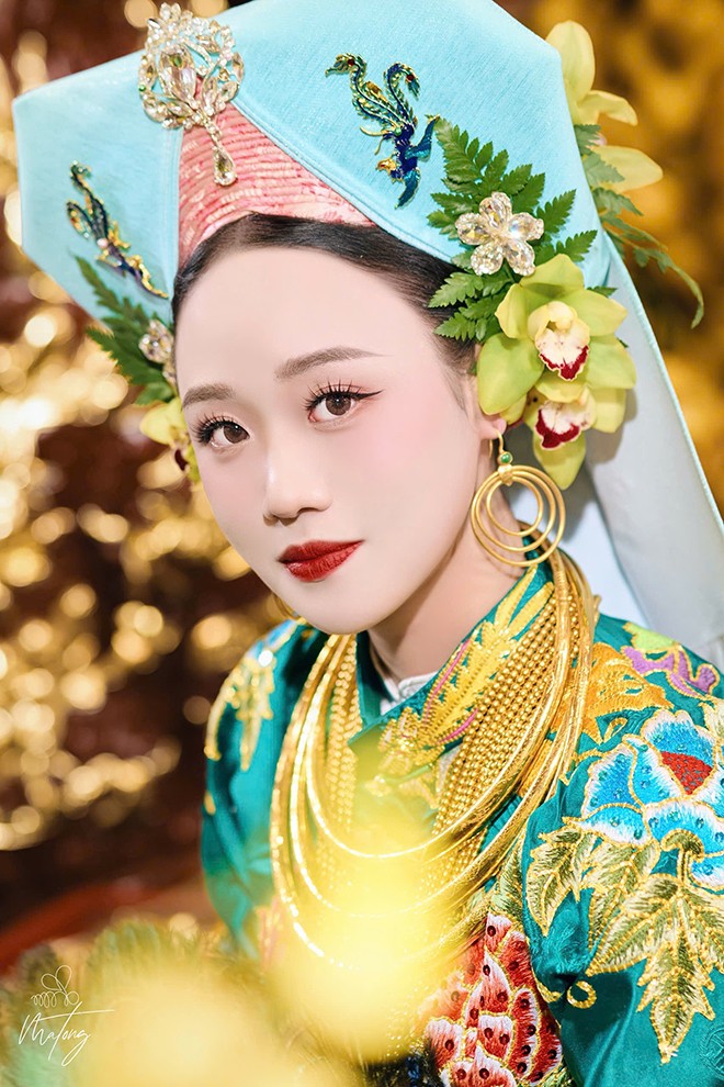 Cô đồng Quỳnh Anh thực hành tín ngưỡng hầu đồng