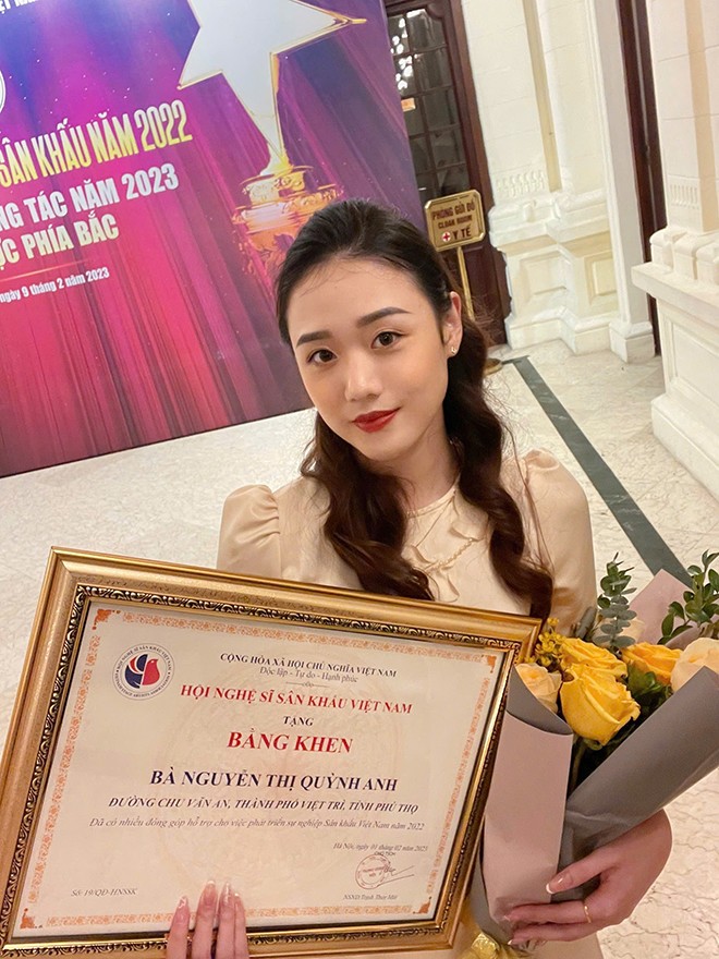 Quỳnh Anh nhận bằng khen