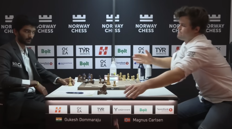 Carlsen (áo trắng) bức xúc đập bàn sau sai lầm