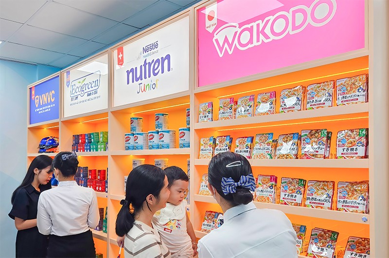 Nhiều khách hàng hào hứng tham khảo các sản phẩm tại Gian hàng VNVC SHOP. Ảnh: Mộc Thảo