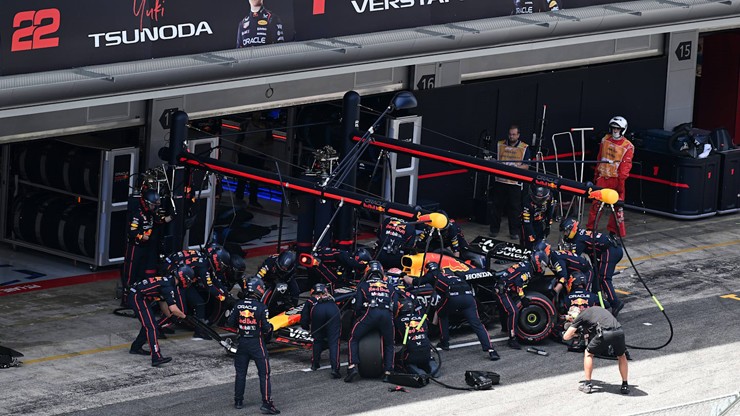 &nbsp;Chiến thuật của Red Bull phản tác dụng với sự cố phút chót