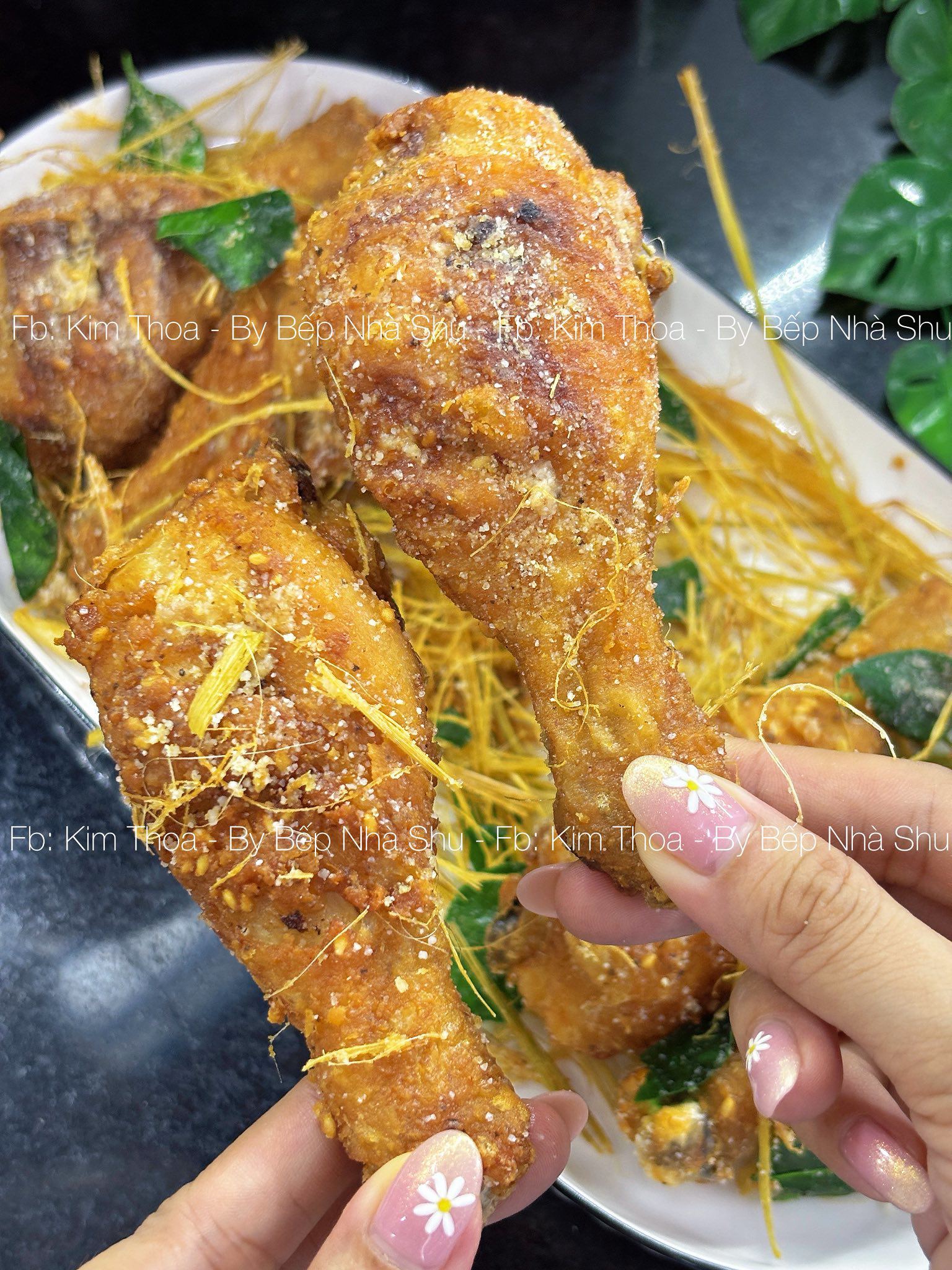 Ăn kèm tương ớt hoặc tương cà siêu hợp!