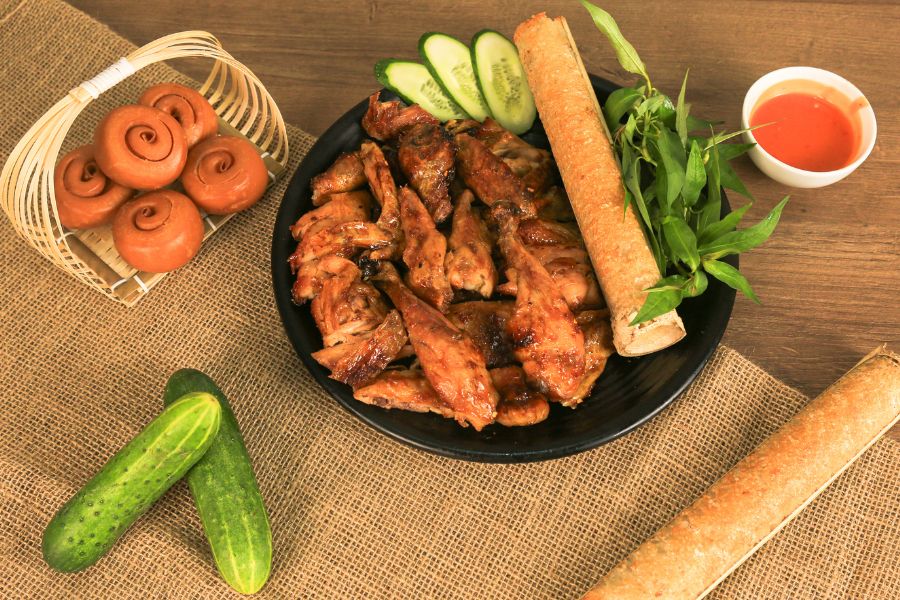 Gà nướng - Cơm lam thơm lừng tại Thế Giới Gà Ngon