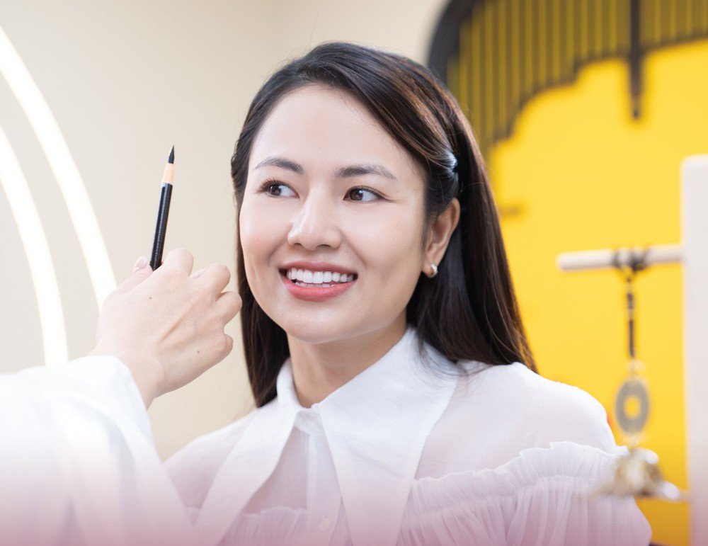 Cả showbiz Việt phun 'chân mày phong thủy cải vận' - 7