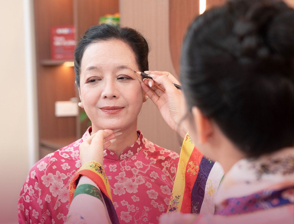 Cả showbiz Việt phun 'chân mày phong thủy cải vận' - 8