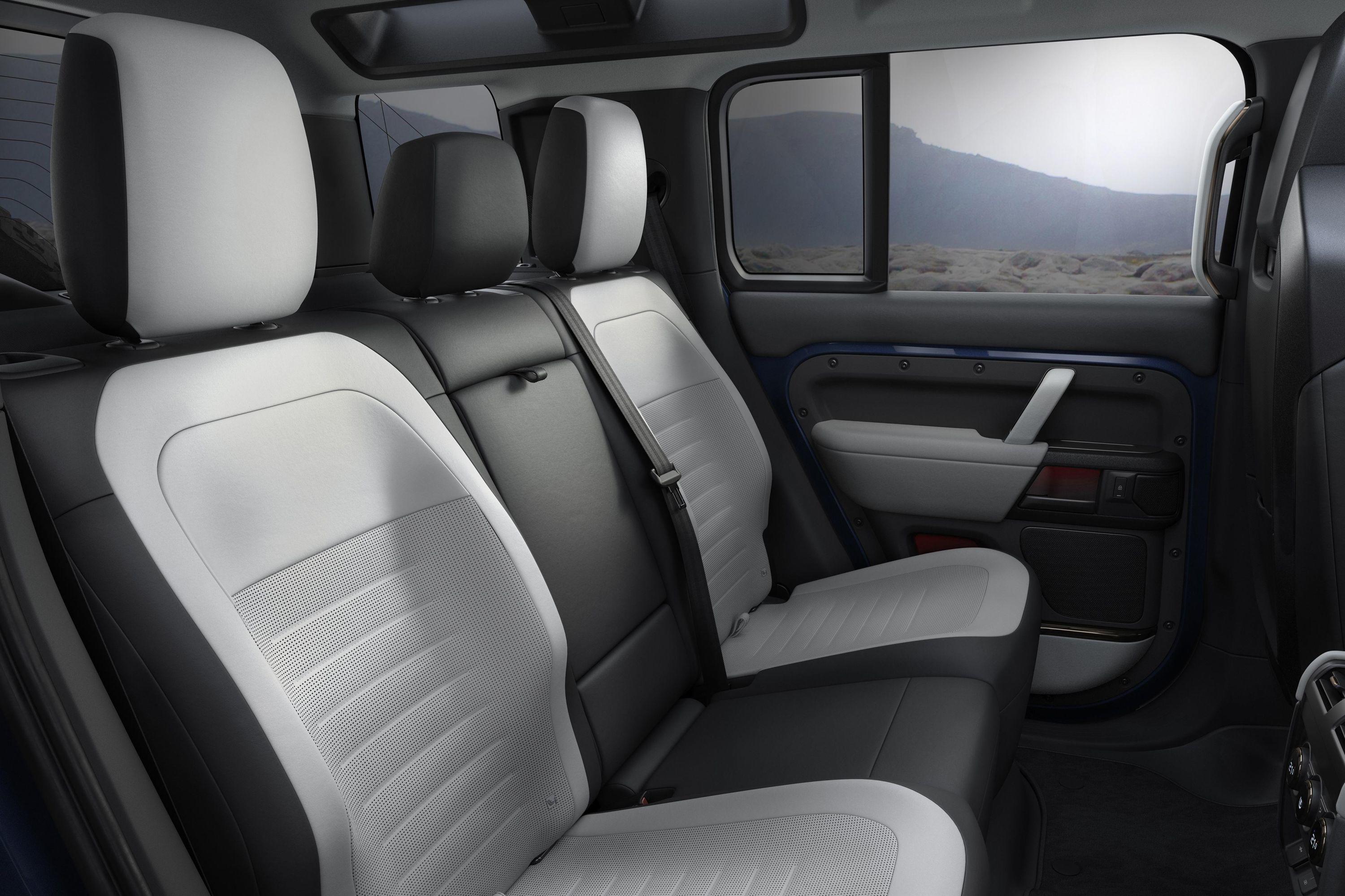 Land Rover Defender phiên bản nâng cấp lộ diện - 7