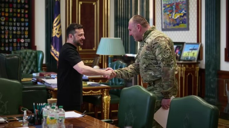 Tổng thống Ukraine Volodymyr Zelensky trao đổi với Trung tướng Vasyl Maliuk – người đứng đầu Cơ quan An ninh Ukraine (SBU). Ảnh: Ukrainska Pravda.