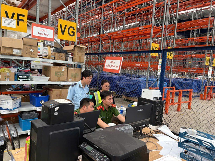Lực lượng chức năng kiểm tra địa điểm kinh doanh của Công ty Cổ phần Chuỗi cung ứng Thương mại Á Châu - Ảnh DMS