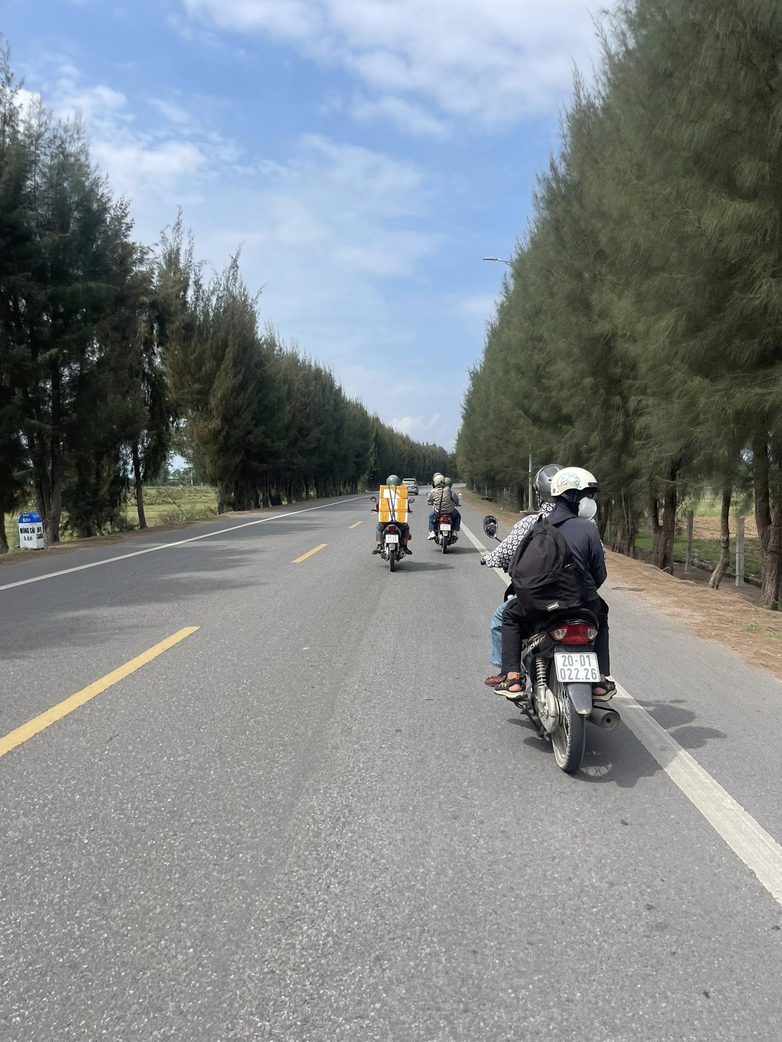 Gia đình 3 thế hệ rủ nhau đi xe máy vượt 250km tới Quảng Ninh, ngẫu hứng mà vui - 2