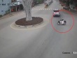 Clip: Người phụ nữ vào vòng xuyến theo cách khiến ai cũng phải ngơ ngác