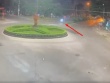 Xe máy phóng nhanh lao thẳng vào bùng binh