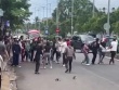 Đánh nhau náo loạn trước cổng bệnh viện, 1 người được... khiêng vào viện