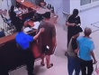 Người đàn ông chồm qua quầy làm thủ tục tấn công nhân viên y tế