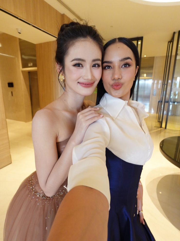 Ý Nhi thân thiết tân Hoa hậu Thế giới - 1