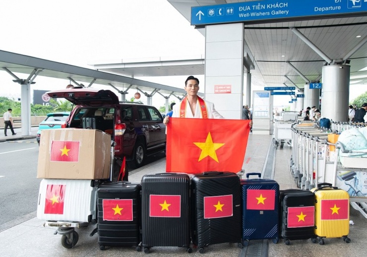 Người mẫu Vũ Linh mang hành lý "khủng" để dự thi nam vương quốc tế.&nbsp;