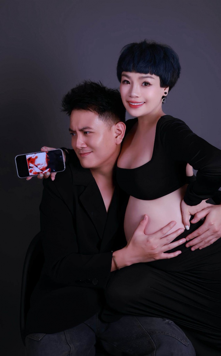 Ngọc Khuê lần đầu chính thức công khai bạn trai và tiết lộ mang thai ở tháng thứ 7.