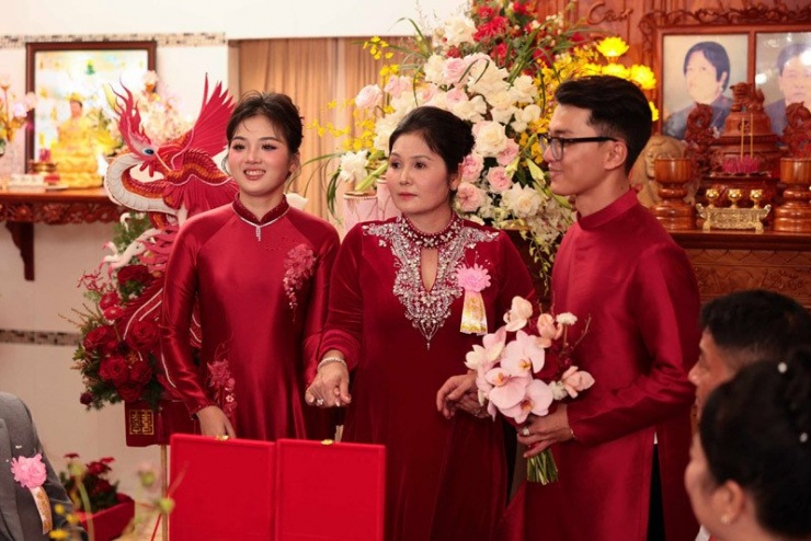 Khoảnh khắc bà mẹ Cà Mau trao của hồi môn cho con gái&nbsp;