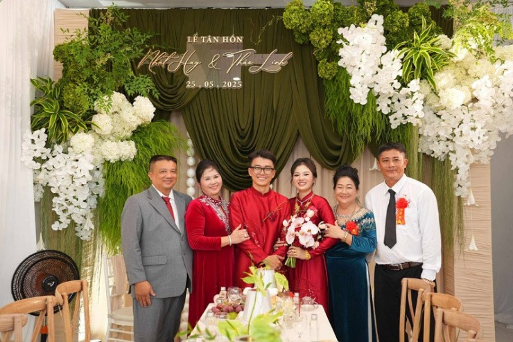 Vợ chồng Thảo Linh chụp ảnh kỷ niệm cùng hai bên cha mẹ&nbsp;